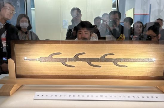 지난 18일 일본 나라현 나라국립박물관에서 열린 '초 국보 - 영원의 아름다움' 특별전 언론 공개회에서 취재진이 칠지도를 바라보고 있다. 개관 130주년을 맞아 6월 15일까지 동·서신관에서 열리는 전시에는 국보 112건, 중요문화재 16건 등 총 143건이 출품됐다. 연합뉴스