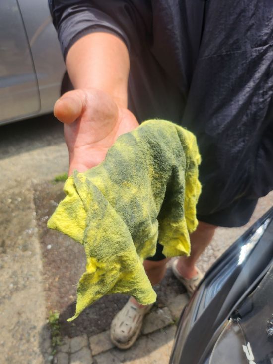 20일 광주 광산구 소촌동 한 음식점 사장 배모(32)씨가 금호타이어 광주공장 화재로 인한 연기 피해를 보여주고 있다. 민찬기 기자