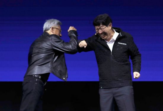 젠슨 황 엔비디아 최고경영자(CEO)와 류양웨이 폭스콘 회장 겸 CEO가 20일 대만 타이베이 난강 전시센터에서 열린 '컴퓨텍스 2025' 기조연설 무대에서 파트너십을 과시하고 있다. AP연합뉴스