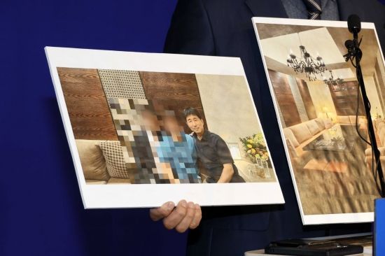 노종면 더불어민주당 의원이 19일 서울 여의도 중앙당사에서 지귀연 서울중앙지법 부장판사의 '룸살롱 접대' 의혹 관련 사진을 공개하고 있다. 민주당 중앙선대위는 이날 "지 판사가 룸살롱 접대 의혹과 관련해 룸살롱 출입 자체를 부인했다"며 "이와 관련해 사진 공개를 결정했다고 밝혔다. 2025.5.19 김현민 기자