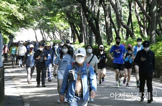 관악산을 찾은 시민들이 가벼운 차림으로 휴일을 만끽하고 있다. 기사 내용과 무관. 윤동주 기자