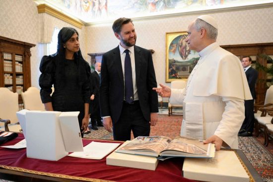 한편, 최근 즉위한 레오 14세에게 도널드 트럼프 미국 대통령은 미국을 방문해달라는 공식 초청장을 전달하기도 했다. 캐롤라인 래빗 백악관 대변인은 지난 19일(현지시간) 도널드 트럼프 미국 대통령과 영부인 멜라니아 트럼프가 JD 밴스 부통령을 통해 교황에게 초청장을 전달했다고 밝혔다. AFP·연합뉴스