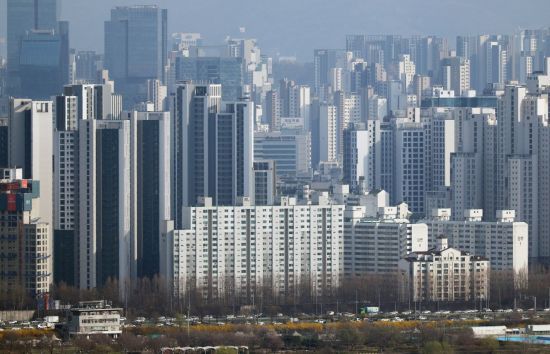 서울 한강 인근에서 바라본 서초구와 강남구 일대 아파트의 모습. 연합뉴스