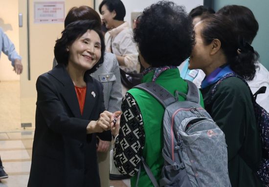 국민의힘 김문수 대선후보 배우자 설난영 여사가 20일 서울 강남구 팁스타운 S2에서 열린 여성벤처기업인들과 간담회에서 참석자들과 인사를 하고 있다. 연합뉴스