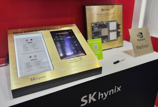SK하이닉스는 20~23일 대만 타이베이 난강 전시센터에서 열리는 '컴퓨텍스 2025' 전시회에 최신 HBM4(6세대)와 HBM3E(5세대) 12단 제품을 엔비디아 블랙웰 GB200과 나란히 전시했다. 장희준 기자