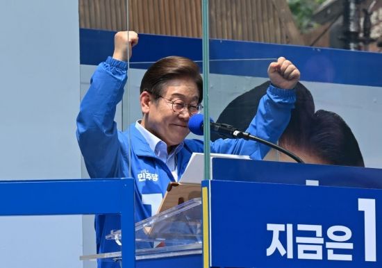 이재명 더불어민주당 대선 후보가 21일 인천 남동구 구월 로데오광장에서 열린 유세에서 방탄 유리로 둘러싸인 연단에 올라 연설하고 있다. 2025.5.21 김현민 기자