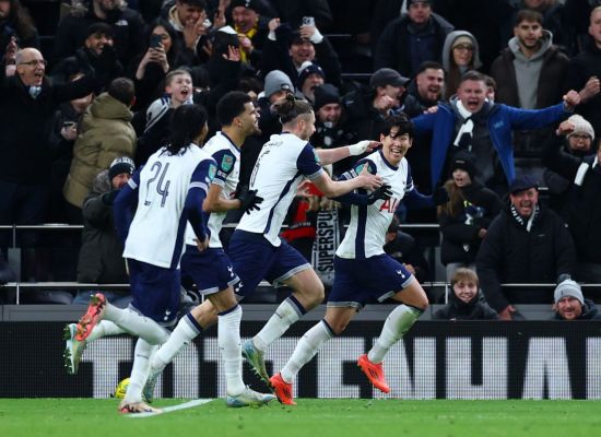 잉글랜드 프리미어리그 토트넘 홋스퍼의 주장 손흥민이 지난해 12월19일(현지시간) 영국 런던의 토트넘 홋스퍼 스타디움에서 열린 카라바오컵 8강 맨체스터 유나이티드와의 경기에서 후반 43분 팀에 4대2 우위를 안기는 팀의 네 번째 골을 터뜨린 뒤 동료들과 함께 환호하고 있다.   [사진 제공= 연합뉴스]