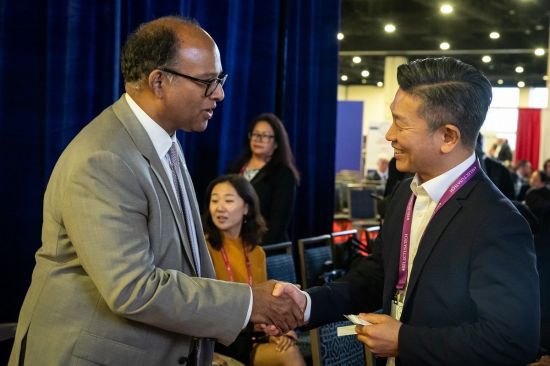 김정범 교수(오른쪽)가 아쇼크 핀토(Ashok Pinto) 셀렉트USA 대표로부터 우승을 축하받고 있다. UNIST 제공