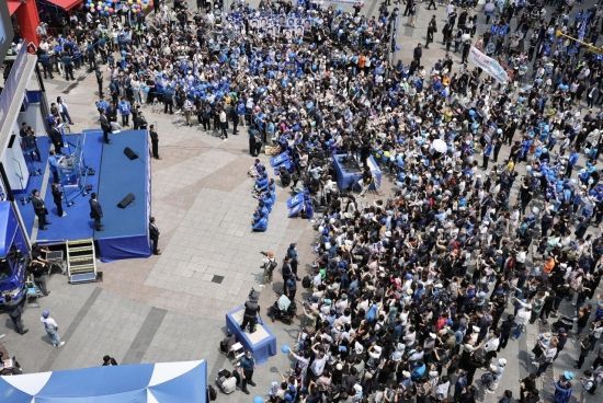 이재명 더불어민주당 대선 후보가 21일 인천 남동구 구월 로데오광장에서 열린 유세에서 방탄 유리로 둘러싸인 연단에 올라 연설하고 있다. 2025.5.21 김현민 기자