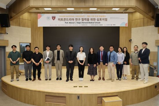 하버드 의대 마르시아 하이기스 교수가 부산대서 특강을 갖고 기념촬영하고 있다. 부산대 제공