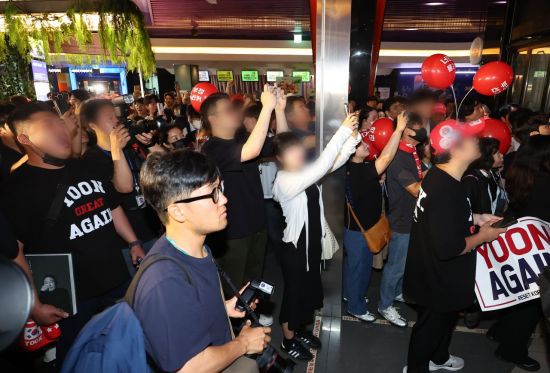 21일 서울 메가박스 동대문에서 윤석열 전 대통령이 다멘터리 영화 '부정선거, 신의 작품인가' 관람을 위해 상영관에 방문하자 지지자들이 윤 전 대통령을 연호하고 있다. 연합뉴스