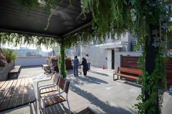 서울 은평구 시립은평실버케어센터 옥상정원에서 어르신이 요양보호사와 함께 산책하고 있는 모습. 위 기사 이해를 돕기 위한 사진으로 내용과는 무관.