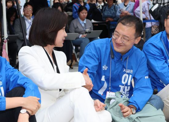 허은아 전 개혁신당 대표와 국민의힘을 탈당해 더불어민주당에 입당한 김상욱 의원이 19일 서울 영등포구 타임스퀘어에서 열린 더불어민주당 이재명 대선 후보 유세에서 악수하고 있다. 연합뉴스