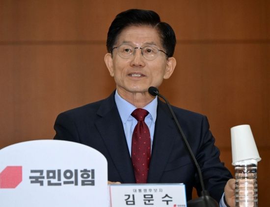 김문수 국민의힘 대선 후보가 22일 서울 여의도 한국거래소에서 열린 중앙선거대책위원회 현장 회의에서 모두발언을 하고 있다. 2025.5.22 김현민 기자