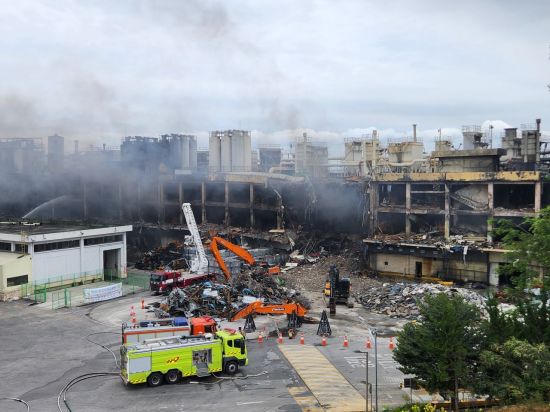 22일 오전 11시40분께 많은 소방장비와 경찰인력이 금호타이어 광주공장 화재현장을 찾아 사고 원인 조사를 진행하고 있다. 심진석 기자