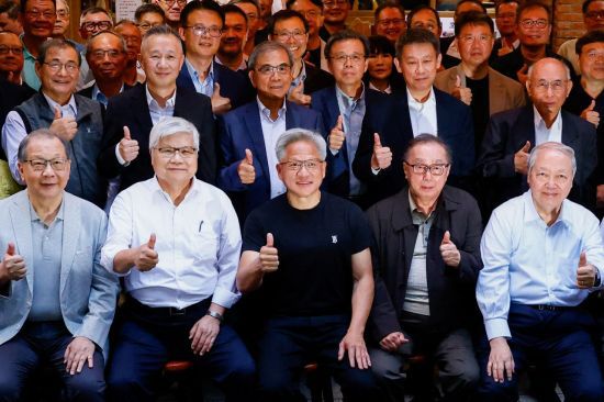 젠슨 황 엔비디아 최고경영자(CEO)가 지난 17일 대만 공급망 기업들과 만찬을 가진 뒤 기념촬영을 하고 있다. 로이터연합뉴스