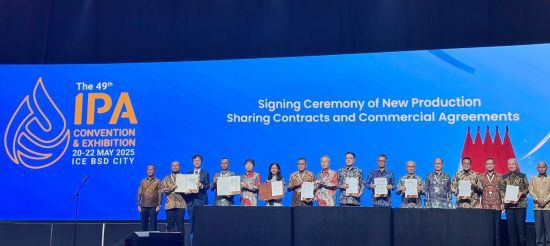 SK어스온은 21일(현지시간) 인도네시아에서 열린 석유·가스 산업 전시회 'IPA 컨벡스 2025' 행사 현장에서 '인도네시아 석유·가스 관리청(SKK Migas)'과 생산물 분배 계약을 체결해 광산권을 공식 확보했다. 행사에는 프라보워 수비안토 대통령, 바흘릴 라하달리아 에너지광물자원부 장관 등 주요 인사들이 참석했다. SK이노베이션