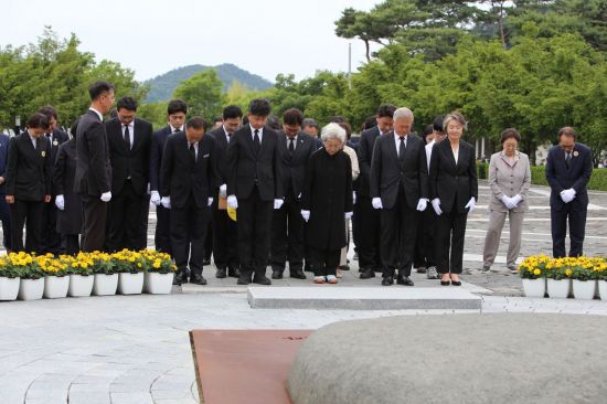 권양숙 여사(가운데), 문재인 전 대통령 부부 등 주요 내빈들이 노무현 전 대통령 묘역 앞에서 고인을 추모하고 있다. 이세령 기자