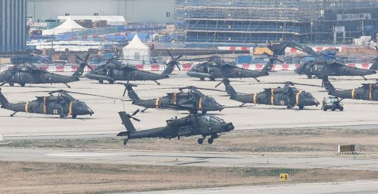 지난달 10일 경기도 평택시 캠프 험프리스에서 아파치 헬기가 이동하고 있다. 연합뉴스