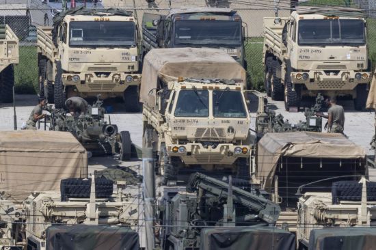 경기도 동두천시의 주한미군기지에서 미군 장병이 견인포를 점검하고 있다. 연합뉴스