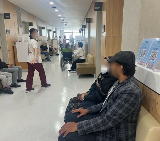 베굼 룩사나씨가 우르두어 통역사 에마드 무바실씨(47)의 도움을 받아 병원 진료 절차를 밟는 모습. 이은서 기자