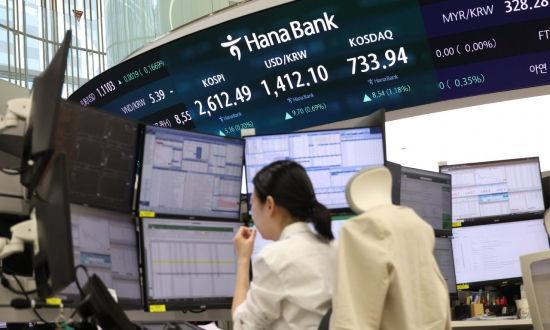 미중 상호관세 합의에 미국 뉴욕 증시가 일제히 급등 소식에도 코스피는 약보합으로 출발한 13일 서울 중구 하나은행 본점 딜링룸 현황판에 코스피와 원/달러 환율 등이 표시돼 있다. 이날 코스피는 전장보다 1.83포인트 오른 2,609.16으로 원/달러 환율은 12.6원 오른 1415.0원 장을 시작했다.  2025.5.13 조용준 기자