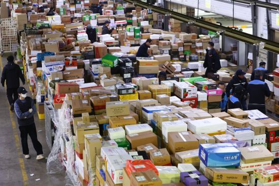 서울 광진구 동서울우편물류센터에 택배가 쌓여있다. 연합뉴스