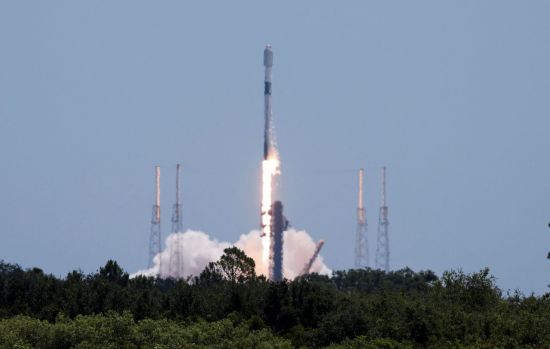 14일(현지시간) 스타링크 위성을 실은 스페이스X의 팔콘9 로켓이 미국 케이프 캐너버럴 우주군 기지에서 발사되고 있다. 로이터연합뉴스