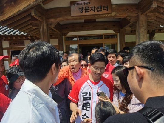 김문수 국민의힘 대선 후보가 25일 충남 공주 공산성 방문자센터 앞에서 시민들과 기념 사진을 찍고 있다. /표윤지 기자