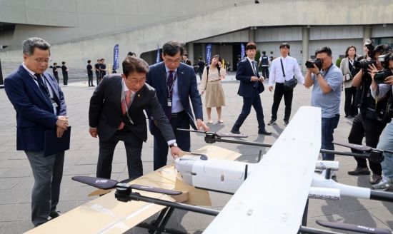 지난 14일 서울 강서구 코엑스 마곡에서 열린 드론산업 얼라이언스 창립총회에 참석한 박상우 국토교통부 장관이 전시중인 방산 드론을 살펴보고 있다. 윤동주 기자