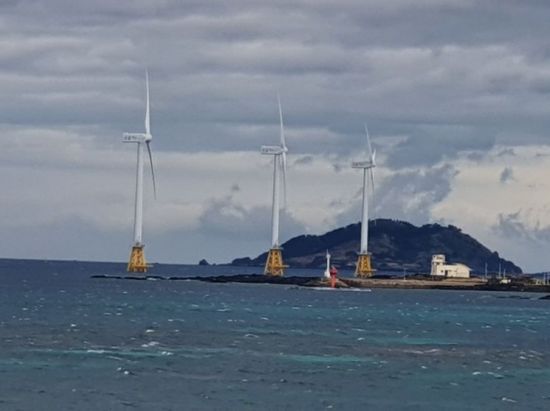 제주 비양도 앞바다에 설치된 풍력발전기. 박창원 기자