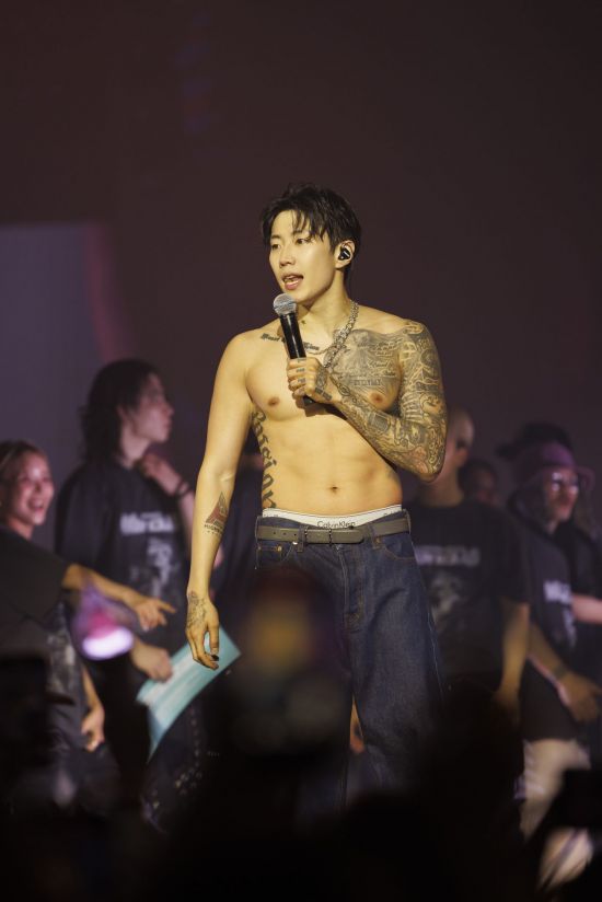 가수 박재범이 24일 오후 서울 송파구 방이동 올림픽핸드볼경기장에서 열린 '2025 제이팍 월드투어 세레나데즈 앤 바디롤즈 인 서울'에서 노래를 부르고 있다. 모어비전