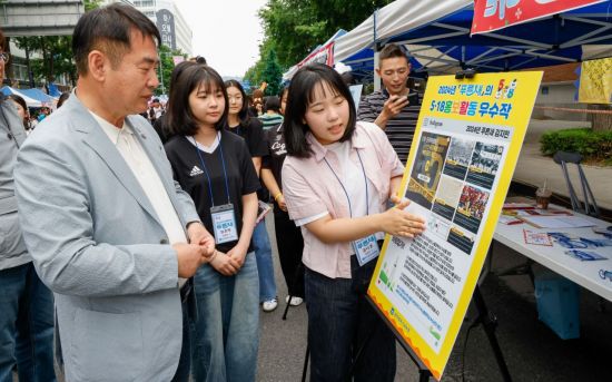 지난 24일 금남로 일대에서 열린 '5·18 청소년 문화제'에서 청소년 5·18홍보단 '푸른새'의 설명을 듣고 있는 이정선 교육감. 광주교육청 제공