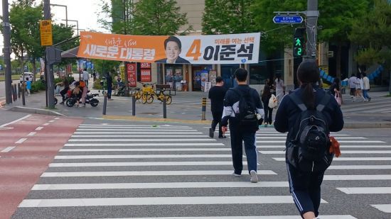 이준석 개혁신당 대선 후보의 현수막이 유동인구가 많은 사거리 일대를 중심으로 걸려 있다.(사진=이동우 기자)
