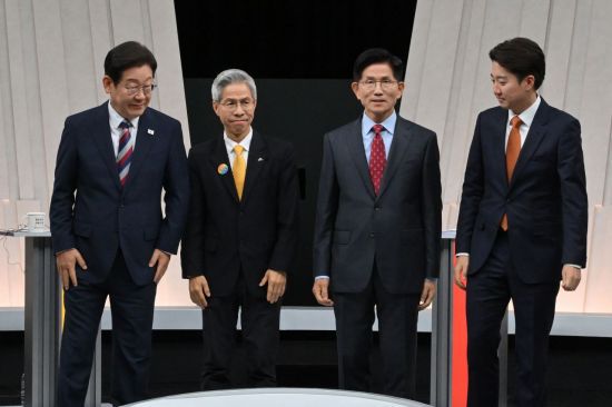 이재명 더불어민주당(왼쪽부터), 권영국 민주노동당, 김문수 국민의힘, 이준석 개혁신당 대선 후보가 27일 서울 마포구 상암동 MBC 스튜디오에서 진행된 정치 분야 TV토론회에 앞서 포즈를 취하고 있다. 국회사진기자단