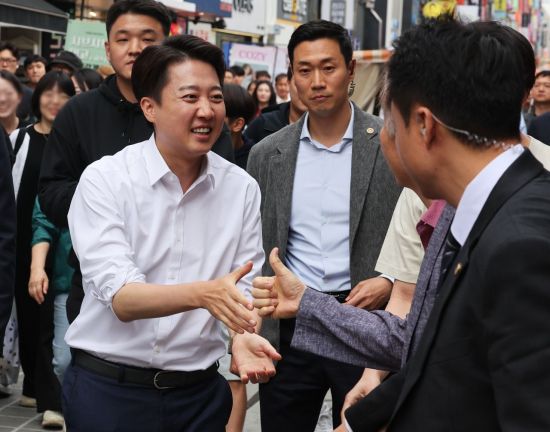 수원역 로데오거리 찾은 이준석 후보    (수원=연합뉴스) 홍기원 기자 = 개혁신당 이준석 대선 후보가 24일 경기도 수원시 팔달구 수원역 로데오거리에서 시민들에게 인사하고 있다. 2025.5.24    xanadu@yna.co.kr(끝)＜저작권자(c) 연합뉴스, 무단 전재-재배포, AI 학습 및 활용 금지＞