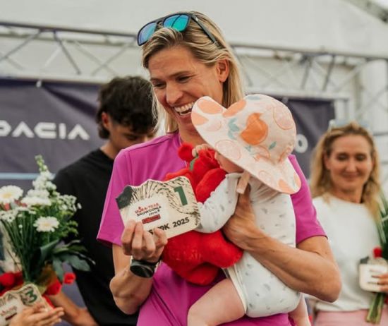 캐나다의 한 '엄마 러너'가 100㎞를 달리는 '울트라 마라톤'에 참가해 중간 중간 모유 수유를 하고도 우승을 차지해 화제다. 지난 25일(현지시간)캐나다 CTV 뉴스는 인권 변호사이자 최근 자녀를 출산한 스테파니 케이스가 지난 주말 웨일스에서 열린 울트라 트레일 스노도니아 레이스에서 우승을 차지했다고 보도했다. 인스타그램 theultrarunnergirl