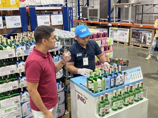 필리핀 창고형 마트인 S&R에서 만난 얼윈(43세)은 바텐더로 일을 하면서 진로를 처음 접했다. 소주는 음식과 같이 먹기에도 부담이 없고 과일소주, 레귤러 소주 등 종류가 다양해 믹싱 등의 방법으로도 음용한다고 한다. 얼윈이 가장 좋아하는 것은 참이슬 오리지널(빨간뚜껑). 가장 깔끔해서 좋아한다고 말했다. 한예주 기자