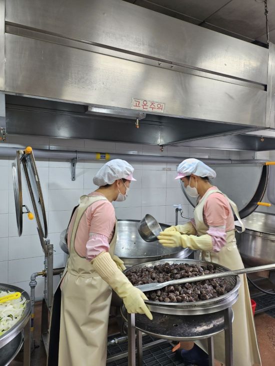 학교급식실 조리 모습