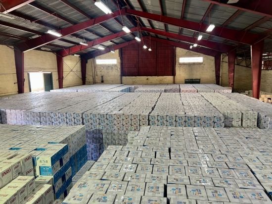 하이트진로 필리핀법인의 거래처인 K&L 마닐라 본사에 위치한 소주 박스들. K&L은 마산과 청주에서 제조한 진로를 법인에서 수입하면 제품을 공급받고 있다. 한예주 기자