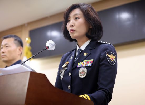 강은미 경기 화성동탄경찰서장이 28일 오후 경기 수원시 경기남부경찰청 제2회의실에서 이른바 '동탄 납치살인' 사건에 대해 피해자 및 유가족들에 대한 공식 사과의 입장을 밝히고 있다. 연합뉴스