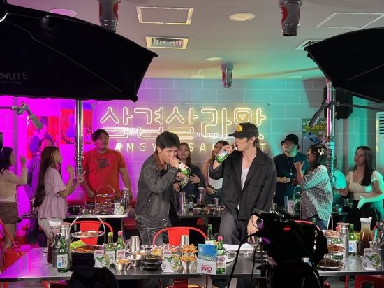 필리핀 현지 힙합 유닛인 'GY'가 팬들과 함께 취중 라이브 컨셉인 '진로라이브'를 진행하고 있는 모습. 한예주 기자