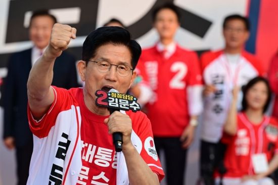 김문수 국민의힘 대선 후보가 26일 서울 도봉구 방학사거리에서 유세를 하고 있다. 2025.5.26 김현민 기자