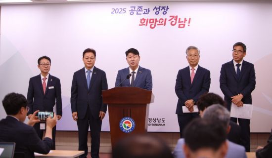 박민원 국립창원대 총장이 통합 이후 운영 방향 등에 대해 설명하고 있다. 이세령 기자