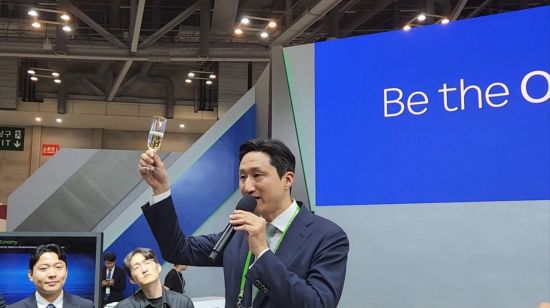 정기선 HD현대 수석부회장이 28일 부산 벡스코에서 개막한 '2025 국제해양방위산업전MADEX 2025)'에 참석해 리셉션 행사 중 건배 제의를 하고 있다. 조성필 기자