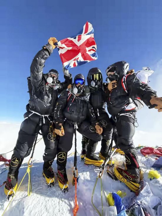 영국 원정대는 이런 고산 환경 적응 기간을 거치지 않았다. 이들은 현지시간으로 16일 오후에 에베레스트 베이스캠프에서 등반을 시작해 21일 아침 에베레스트 정상에 도착했다. 약 4일 18시간이 걸렸다. 이 가운데, 영국 원정대는 등반 2주 전 독일의 한 병원에서 제논 가스를 흡입한 것으로 나타났다. AP·연합뉴스