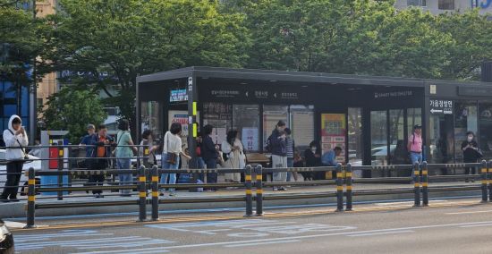 창원시청 앞 버스정류장에서 시민들이 버스를 기다리고 있다. 이세령 기자