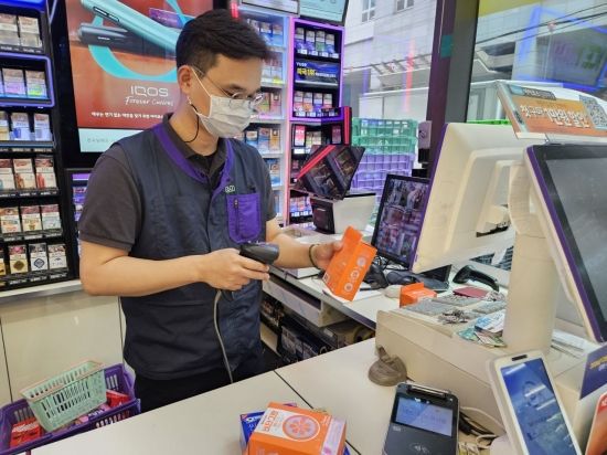 서울 강남구 삼성동 CU BGF사옥점에서 고객이 퀵커머스로 주문한 상품을 바코드로 확인하고 있다. BGF리테일 제공