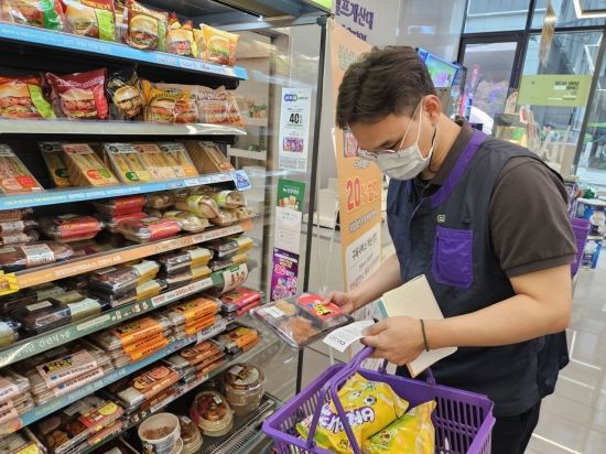 서울 강남구 삼성동 CU BGF사옥점에서 고객이 퀵커머스로 주문한 도시락을 살펴보고 있다. BGF리테일 제공