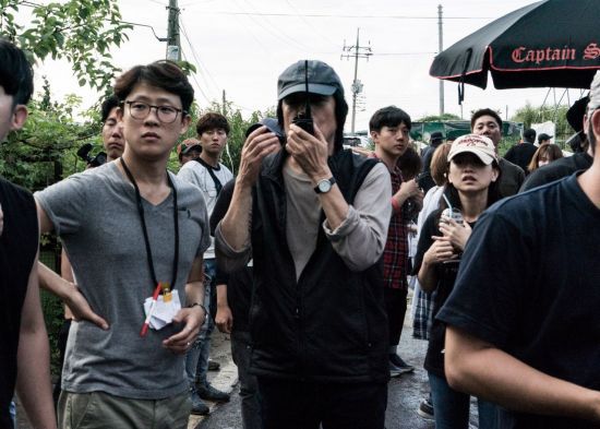 영화 '버닝' 연출을 진두지휘하는 이창동 감독